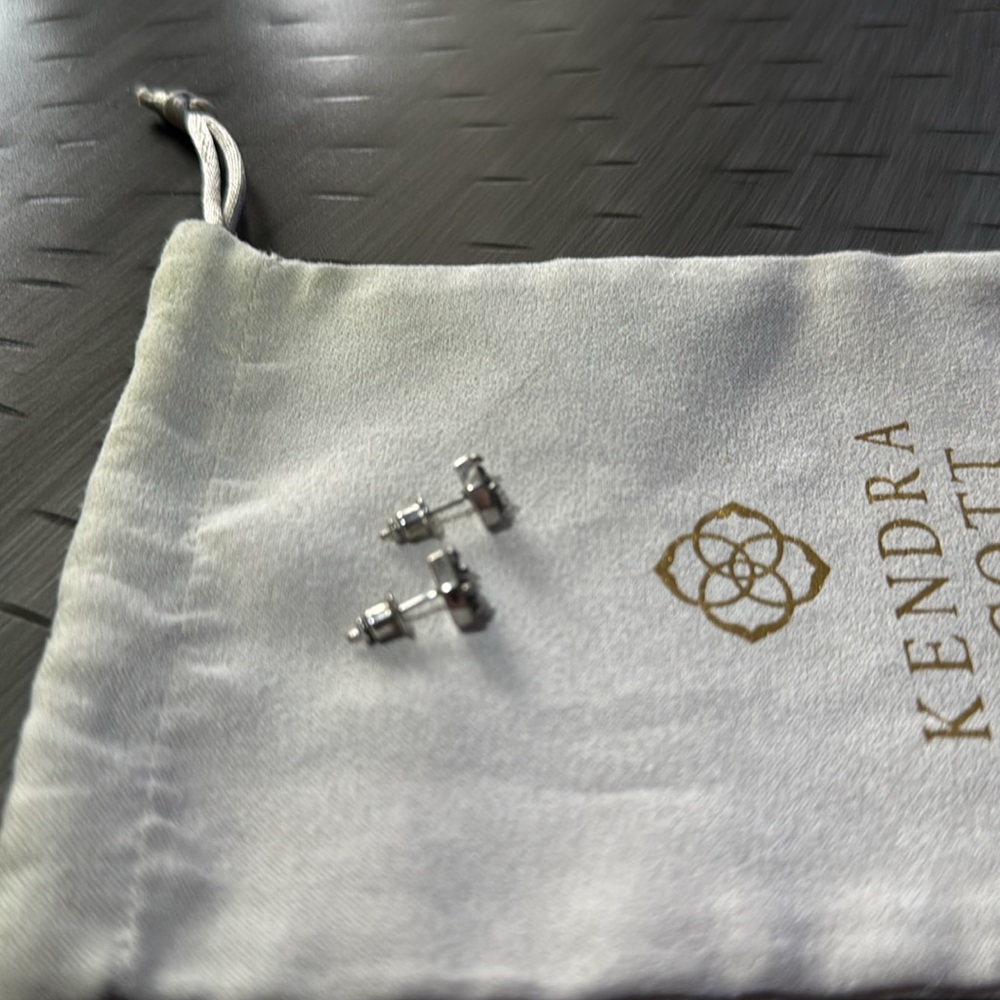 Kendra scott posts - Picture 3 of 7